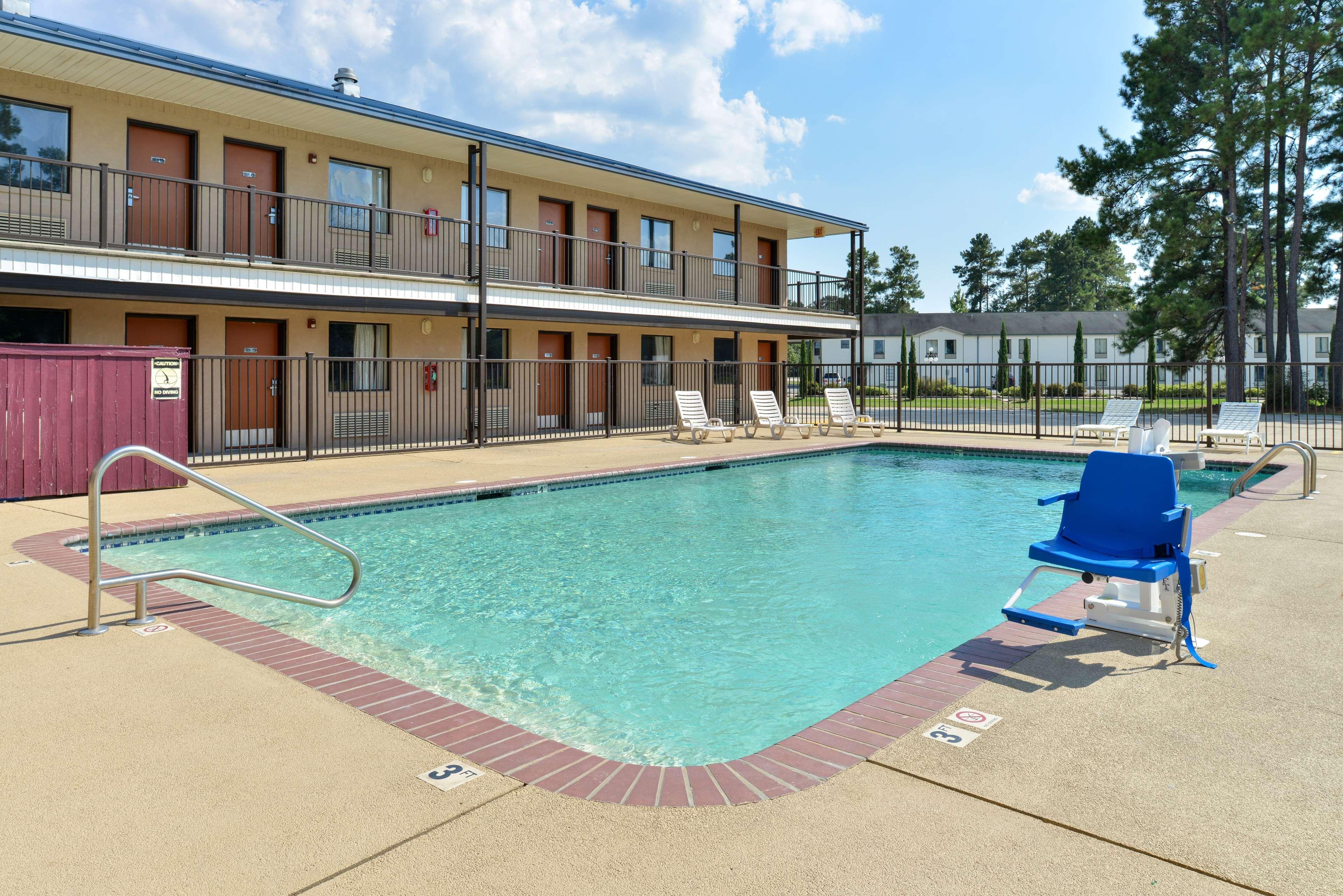 Vila Gale Cabo Cabo de Santo Agostinho Dış mekan fotoğraf The swimming pool at the Econo Lodge in Gulfport, Mississippi