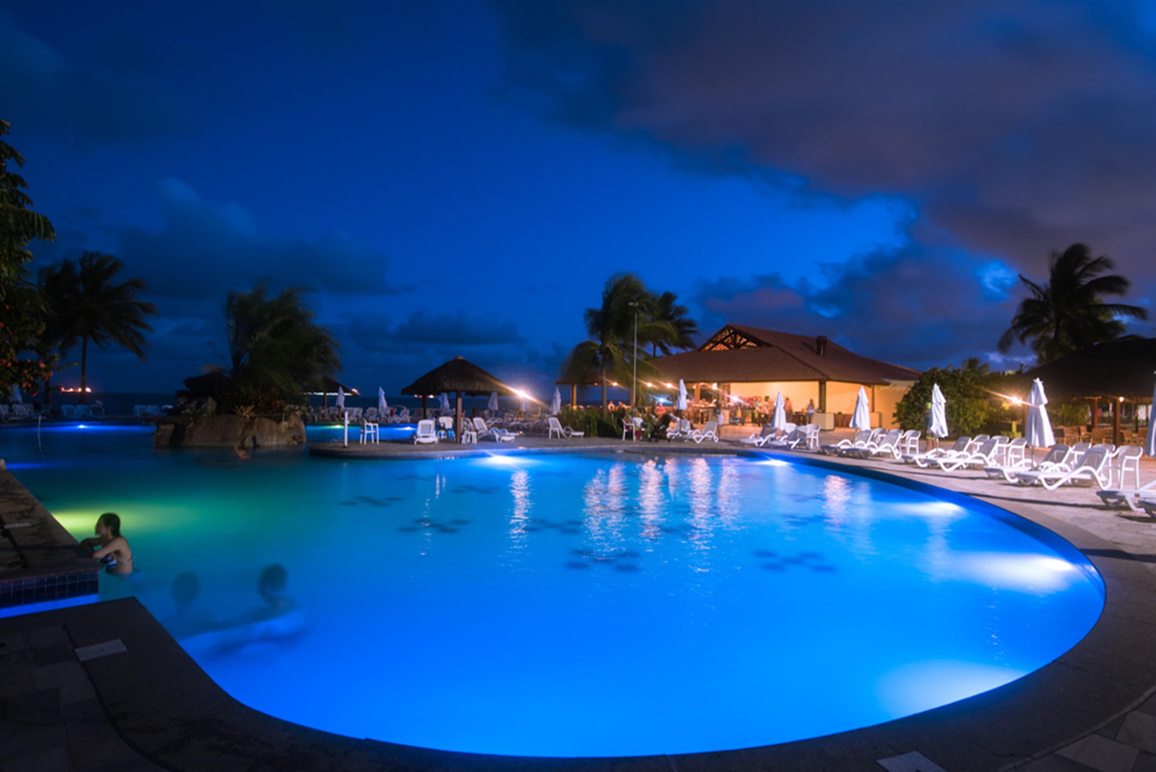 Vila Gale Cabo Cabo de Santo Agostinho Dış mekan fotoğraf The swimming pool at night